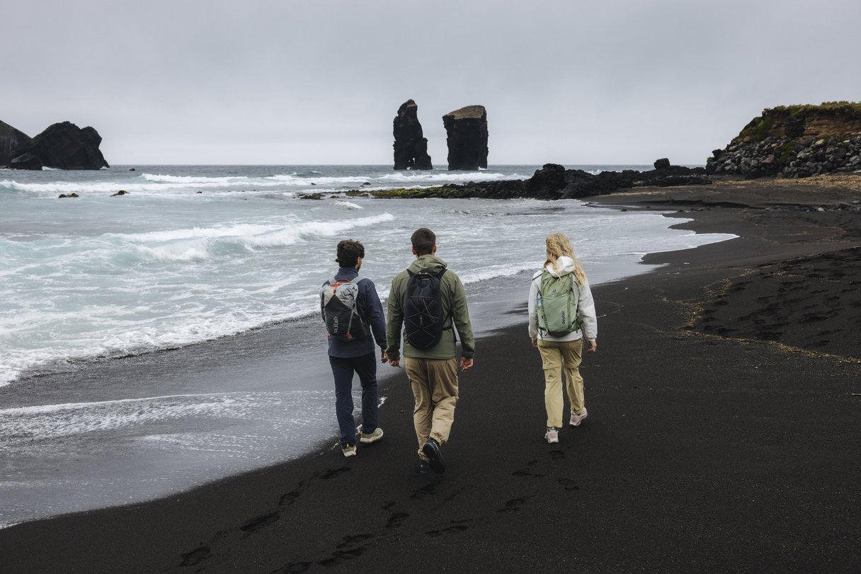 Wanderer an der Praia dos Mosteiros auf den Azoren