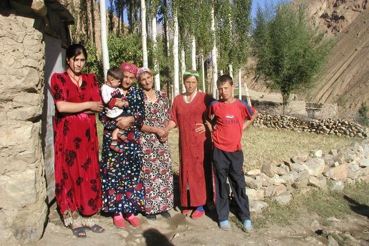 Traditionell gekleidete Familie im Pamir