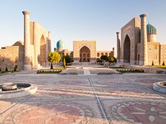 Blick auf den Registan Platz in Samarkand mit seinen drei Medresen