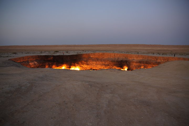 Die Flammen leuchten im Dervaza Gaskrater in Turkmenisatn