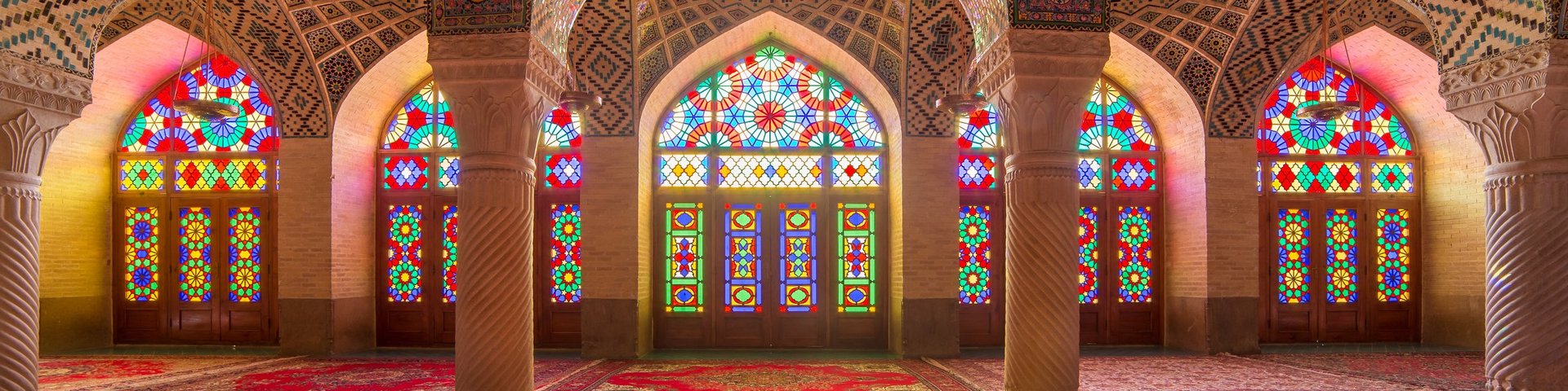 Sonne scheint durch bunte Fenster der Nasir Al-Mulk Moschee in Shiraz