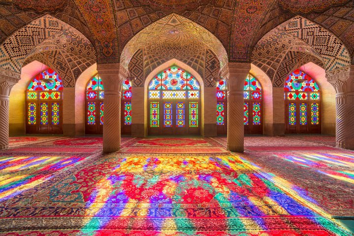 Sonne scheint durch bunte Fenster der Nasir Al-Mulk Moschee in Shiraz