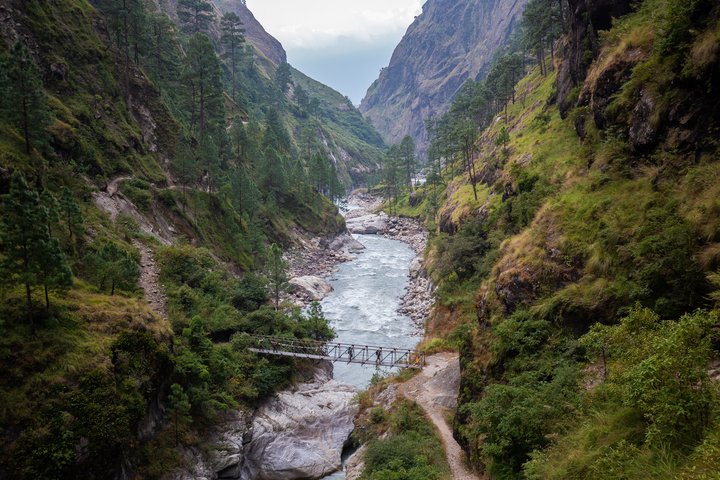 Flussüberquerung auf dem Manaslu Trekking in Nepal