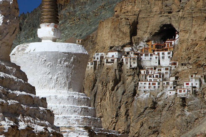Das in den Felsen gelegene Kloster Phuktal in Zanskar - Ladakh