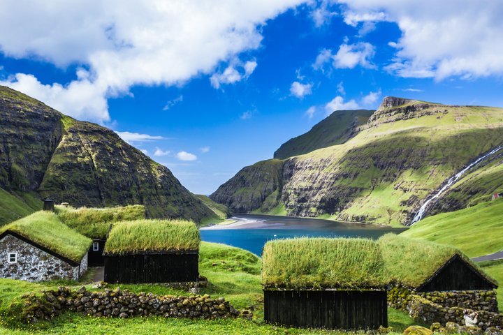 Grasbedeckte Häuser im Dorf Saksun auf den Färöer Inseln