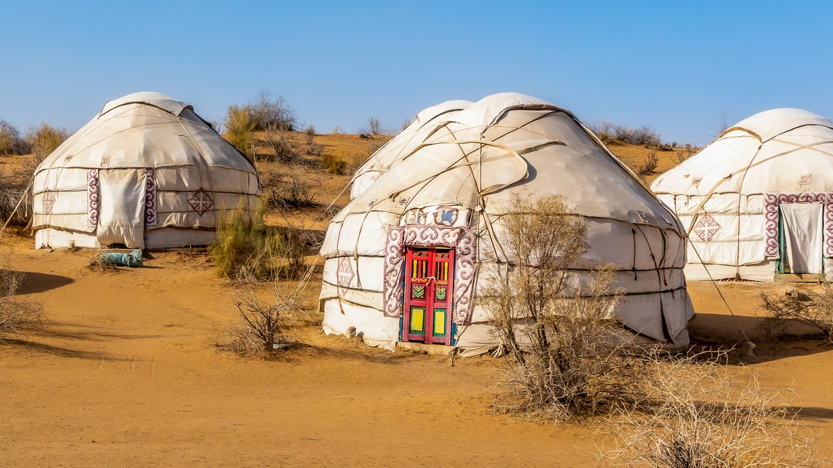 Jurtencamp in der Wüste Kysylkum in Usbekistan