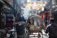 Gasse mit Rikscha in Kathmandu