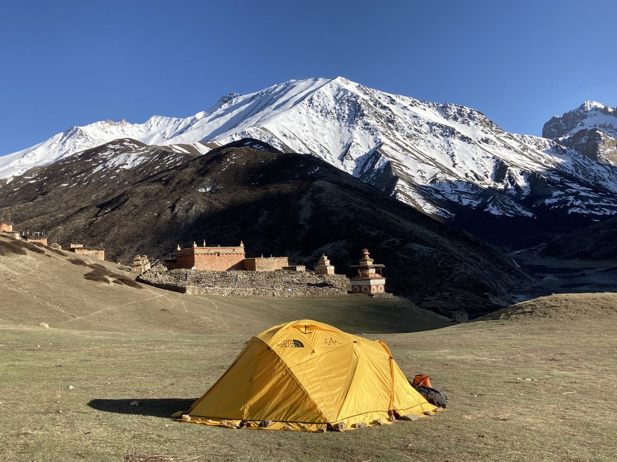 Zeltlager Shey Gompa Gelbes Zelt vor dem Kloster Shey Gompa