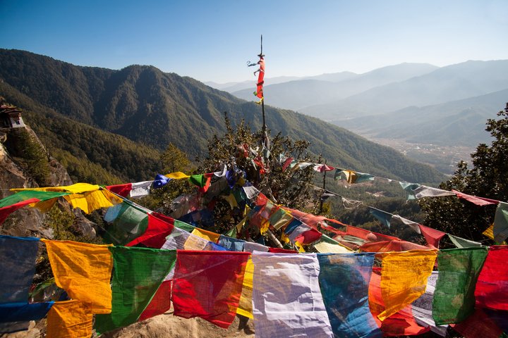 Farbige Gebetsfahnen in den Bergen von Bhutan