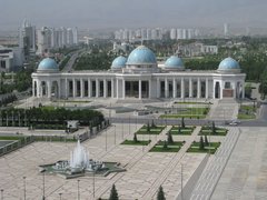 Präsidenten-Palast und grosser Platz mit Brunnen in Aschgabat