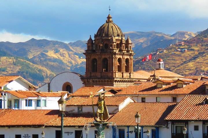 Kathedrale von Cusco vor Bergkulisse