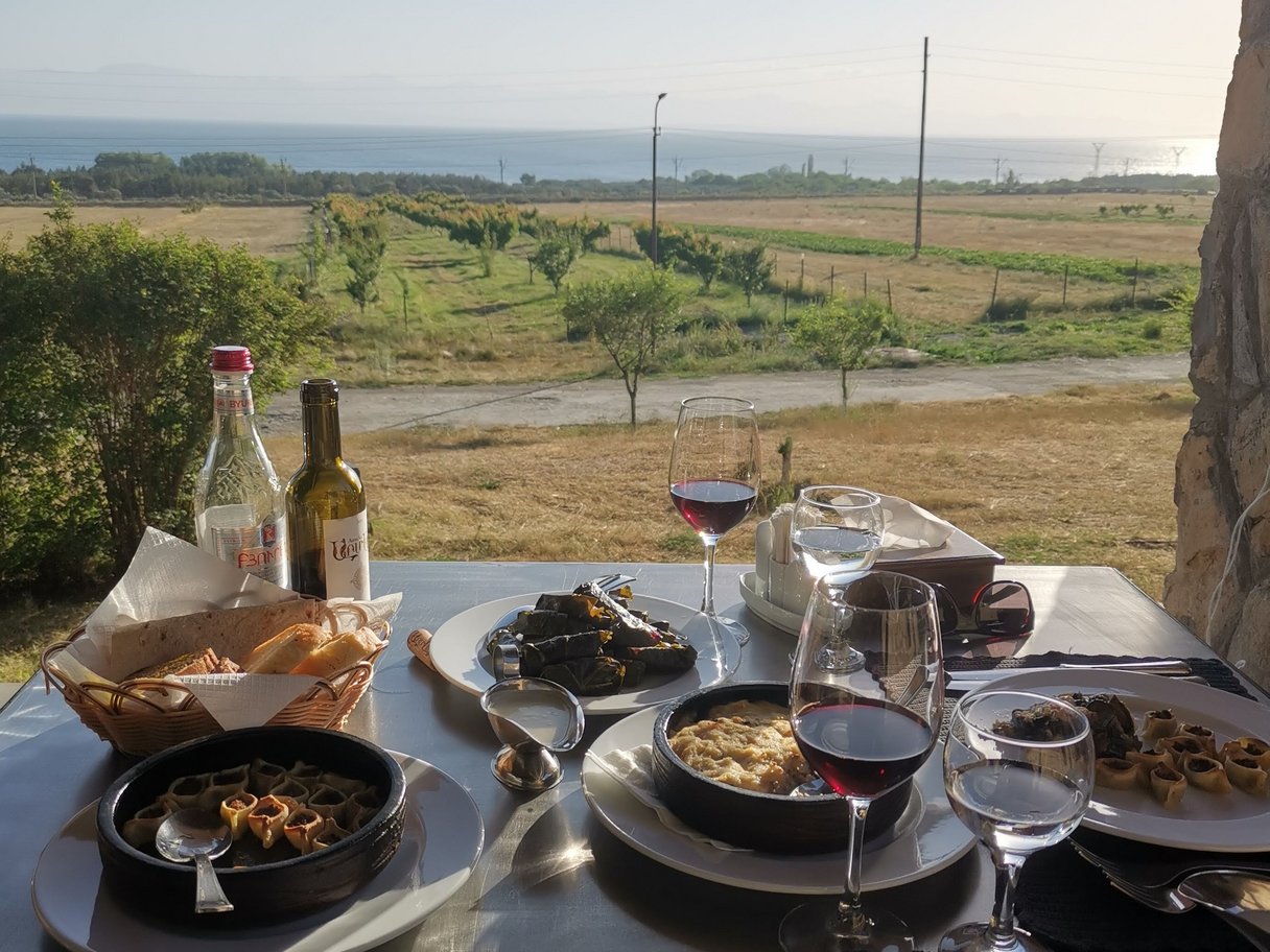 Essen und Trinken am Sewansee in Armenien. 