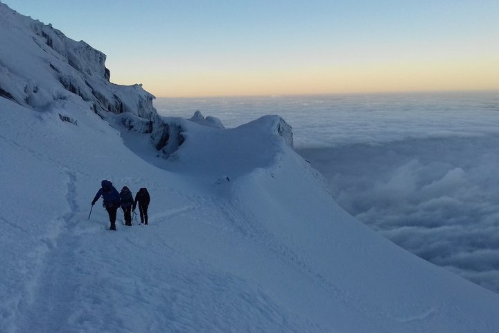 Morgendämmerung am Cotopaxi mit Bergsteigern