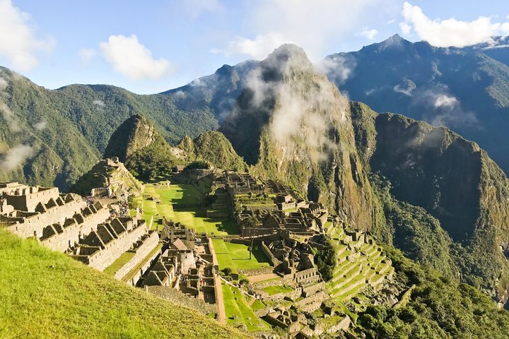 Inkastätte Machu Picchu im Sonnenschein, umgeben von Bergen