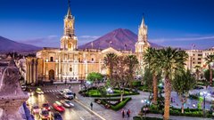 Koloniale Kirche und Vulkan in Arequipa