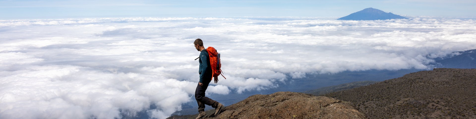 Wanderer steigt ab vom Gipfel des Kilimanjaro