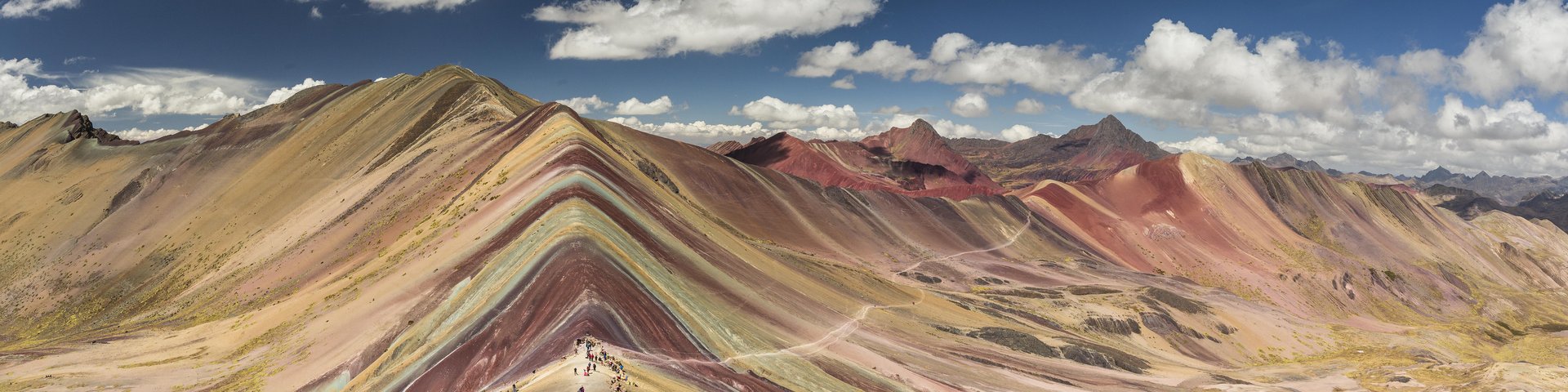 Blick auf den vielfarbigen Rainbow Mountain von Vinicunca
