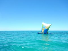 Ifaty Pirogue mit Segel auf dem Meer