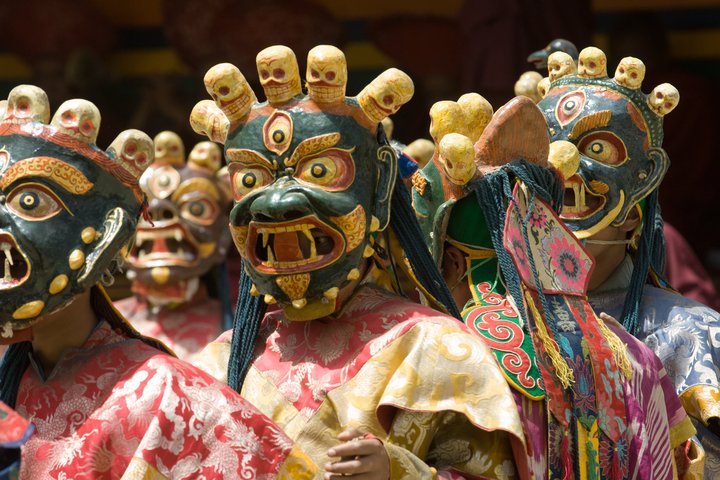 Farbenfrohe Maskentänze während den Klosterfesten in Ladakh