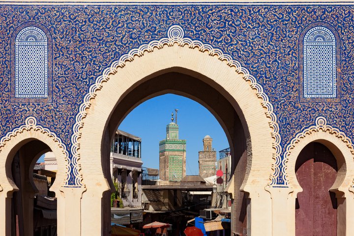 Blick durchs Bab Bou Jeloud-Gate in Fès
