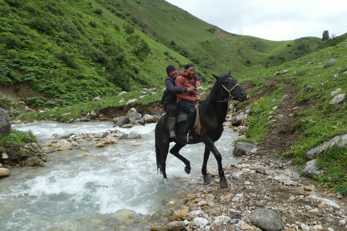 Die kirgisische Art einen Fluss zu überqueren