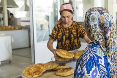 Zwei Usbekinnen mit traditionellem Brot Lavash