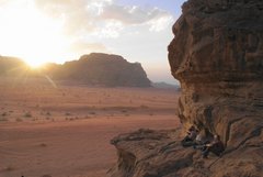 Sonnenuntergang über der Wüste von Jordanien