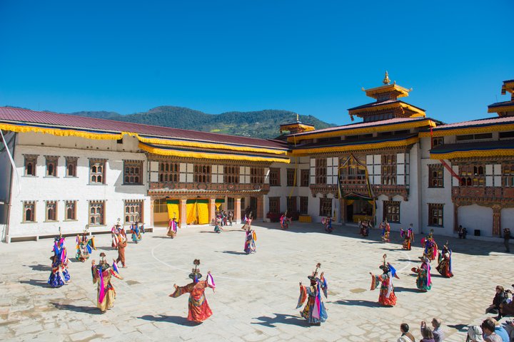 Farbenfrohe Tänze bei einem Klosterfest in Bhutan