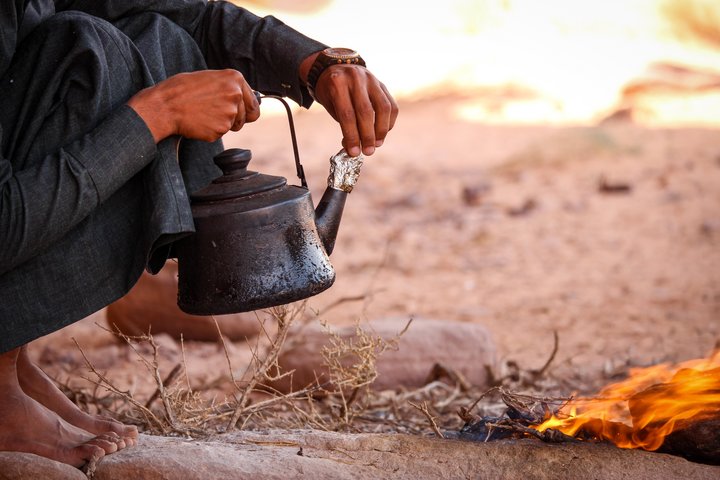 Teezubereitung im Wadi Rum