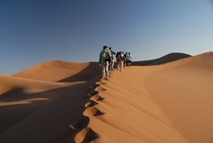 Unterwegs in den Sanddünen von Marokkos Wüste