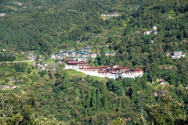 Schon von Weitem ist der Dzong von Trongsa sichtbar