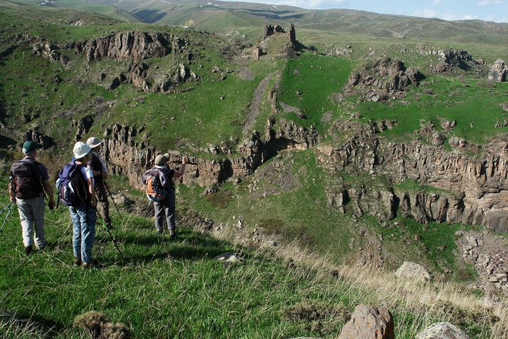 Wandern in den grünen Hügeln von Armenien