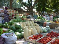 Markt in Kirgistan mit viel Gemüse und Obst