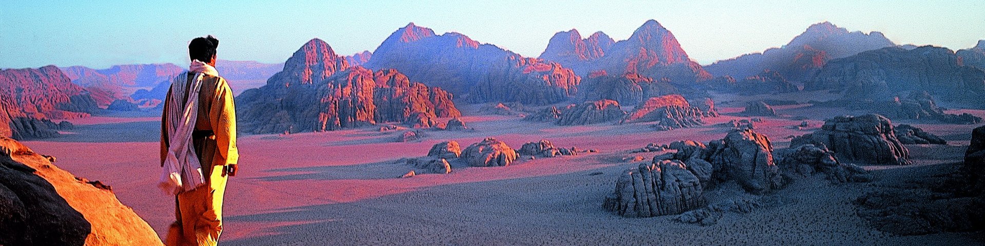 Ein Einheimischer blickt über die Wüste im letzten Abendlicht