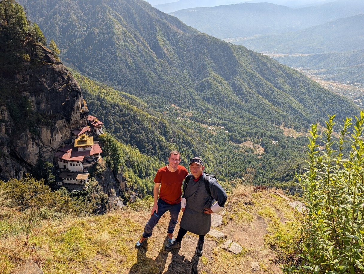 Michael von Nature Tours mit seinem Guide Nono vor dem Tigernestkloster