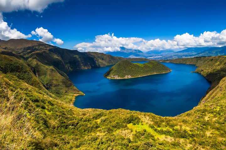 Blaue Lagune Cuicocha im Krater des Vulkans Cotacachi in Ecuador