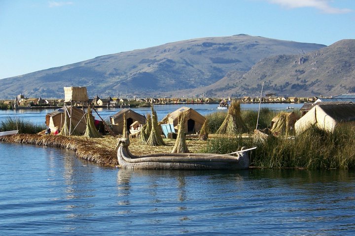 Boot bei den Schilfinseln auf dem Titicacasee