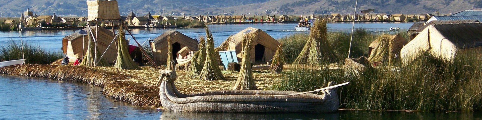 Boot bei den Schilfinseln auf dem Titicacasee