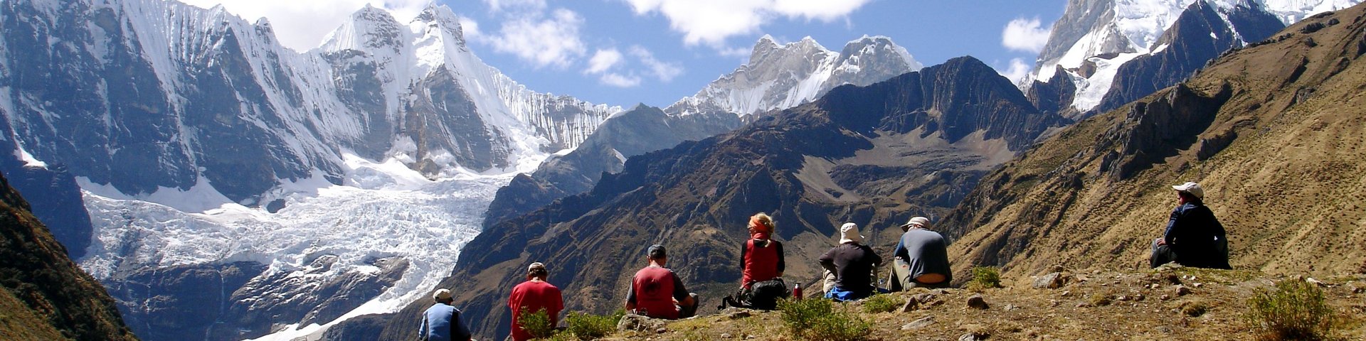 Trekker*innen geniessen den Blick auf die Eisriesen der Cordillera Huayhuash