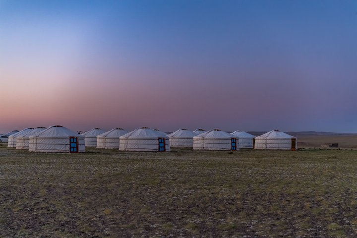 Abendstimmung im Jurtencamp in der Mongolei