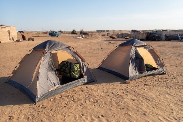 Zelten in der Karakum-Wüste in Turkmenistan