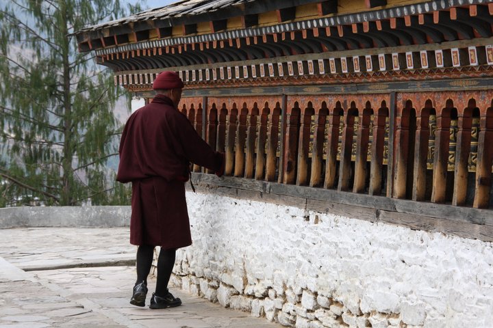 Ein Mönch dreht die Gebetsmühlen in Timphu