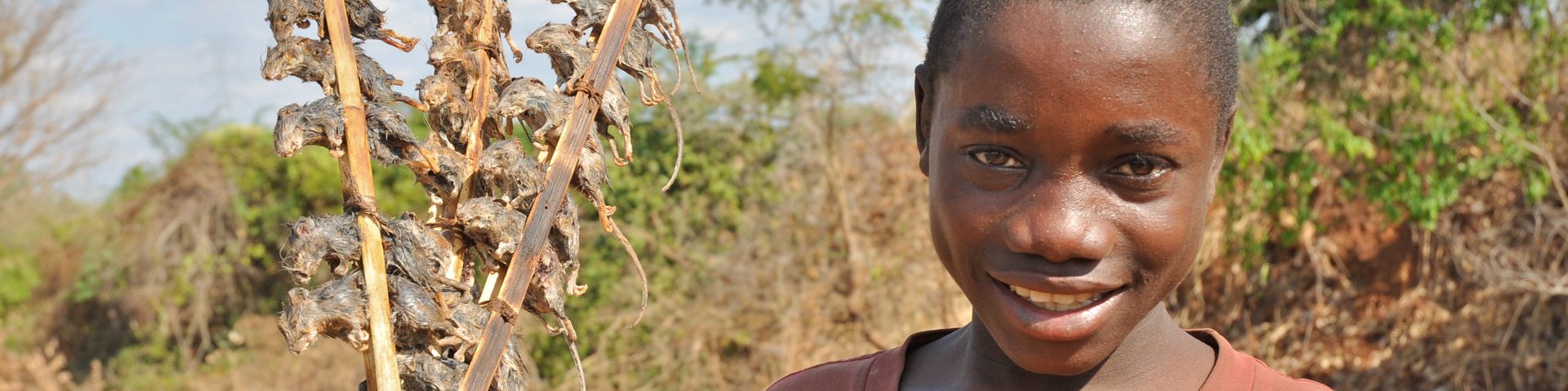 Junge in Mosambik lächelt in die Kamera