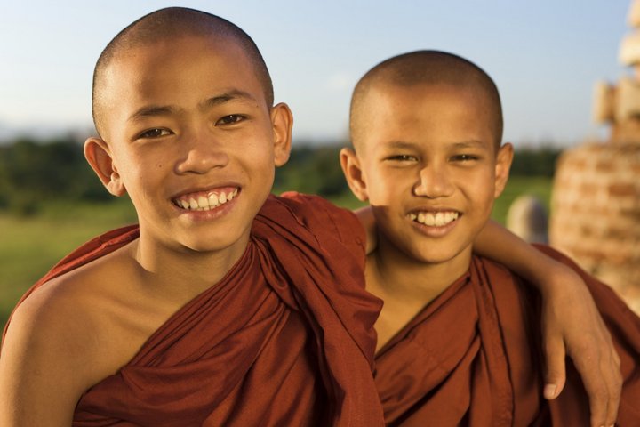 Zwei junge Mönche in roten Gewändern in Myanmar