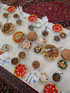 Traditionelles Essen serviert am Boden