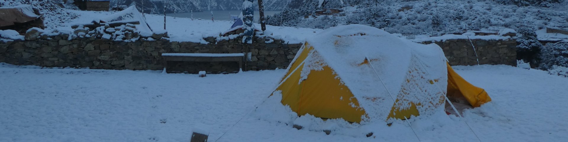 Zelt mit Schnee