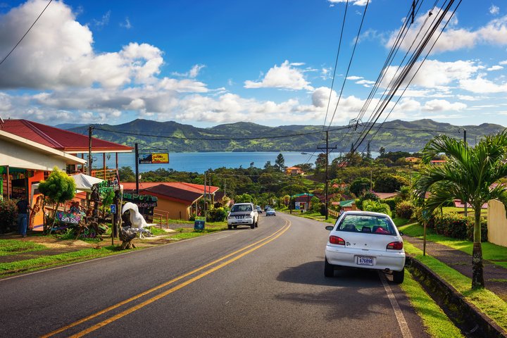 Strasse mit Autos bei Arenalsee, Costa Rica Strasse mit Autos bei Arenalsee, Costa Rica