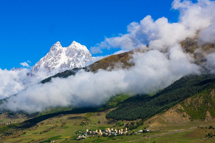 Unterwegs bei Betscho mit Sicht auf den Uschba Berg Dorf Betscho und die Aussicht auf den Uschba Berg