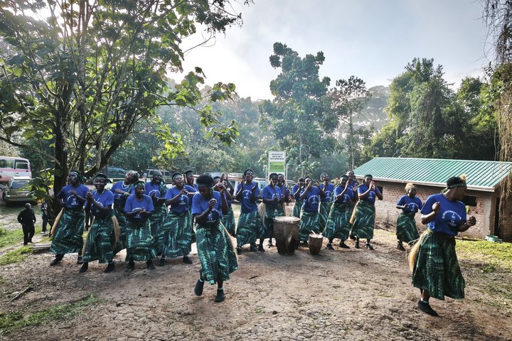 Traditionelle Tänze einer Frauen-Organisation in Uganda