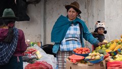 Marktfrau am Früchtestand in Ecuador